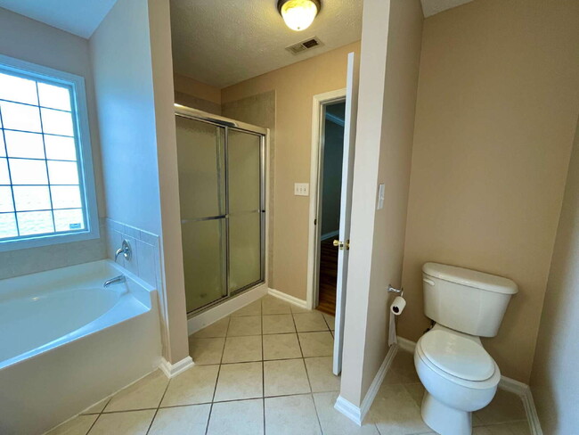 Building Photo - Spacious 4-Bed Haven With 2.5 Baths In Jac...
