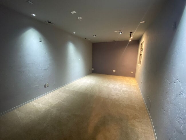 Building Photo - A gorgeous Eagle River home with views for...