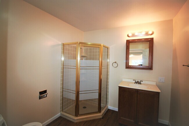 Building Photo - 920 Devils Glen Rd