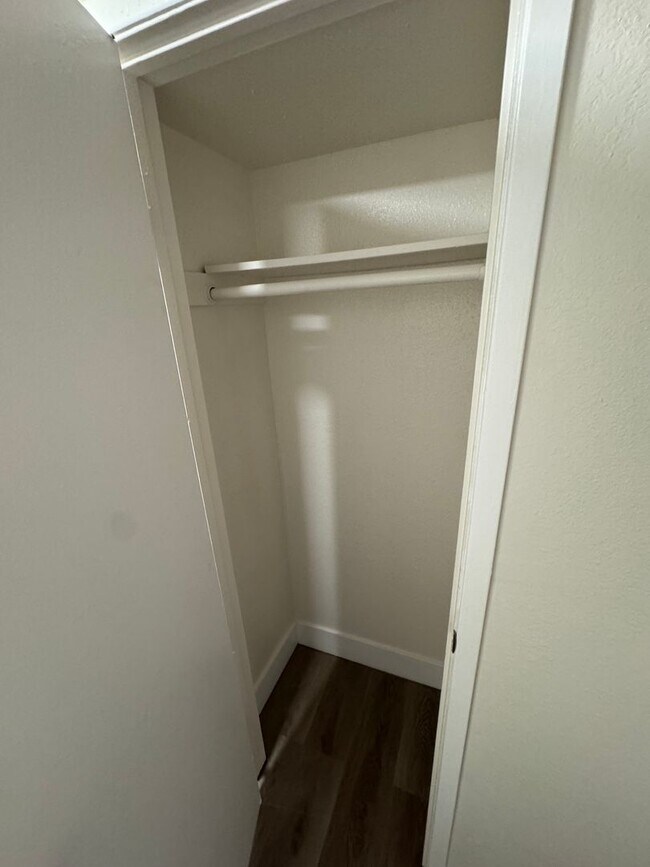 Building Photo - Downstairs 2 bed, 1 bath newly remolded unit rent ready!!