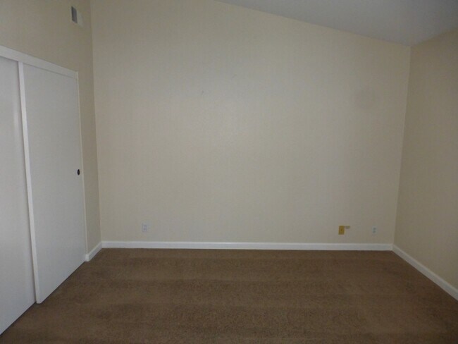 Building Photo - Townhouse 2 bedrooms, 2 1/2 baths, 2 car g...