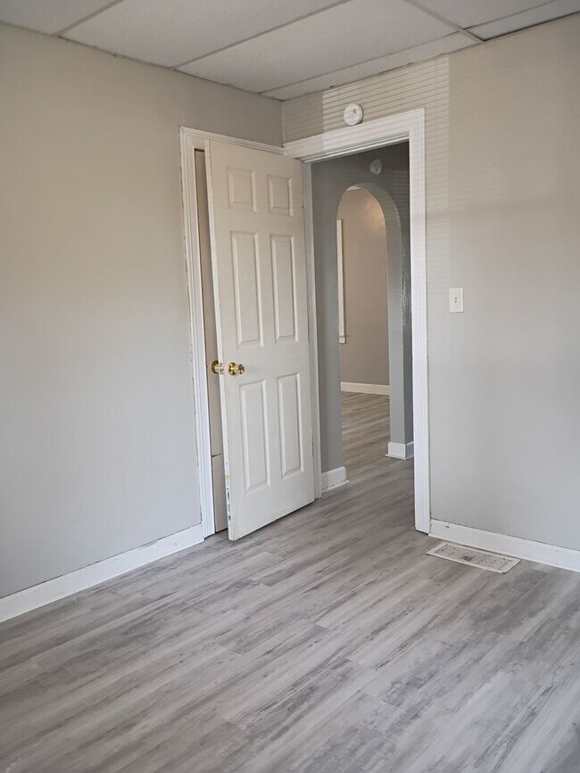 Building Photo - 2815-2815 1/2 S Pershing Dr