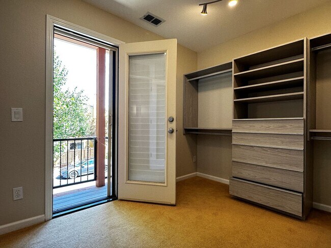 Building Photo - Gorgeous 3 bedroom, 2 and a half bathroom townhome in Hamilton Field for rent!