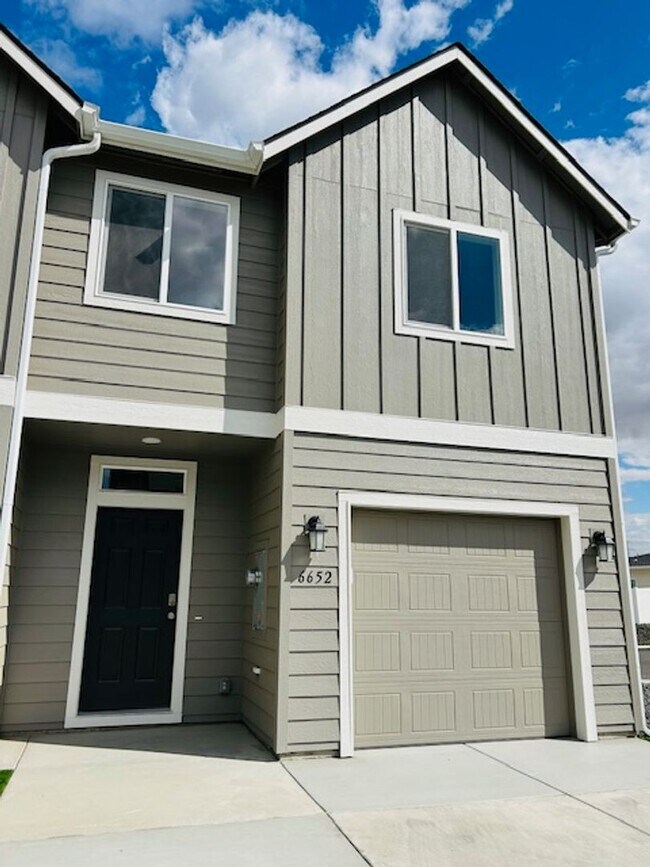 Building Photo - 3 Bedroom 2.5 Bathroom Townhome