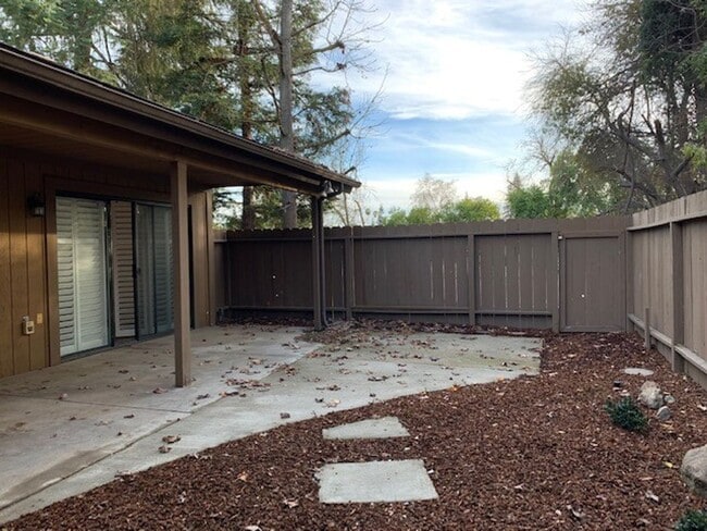 Building Photo - Spacious Bullard Area condo, recently upda...