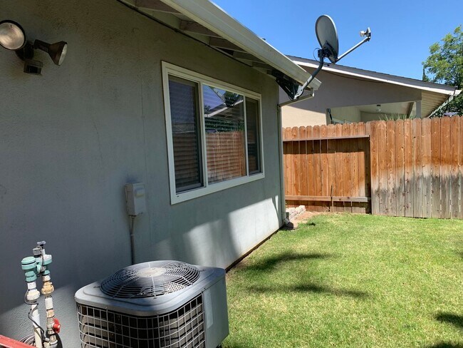 Building Photo - Adorable well maintained 3 bedroom 2 bath ...