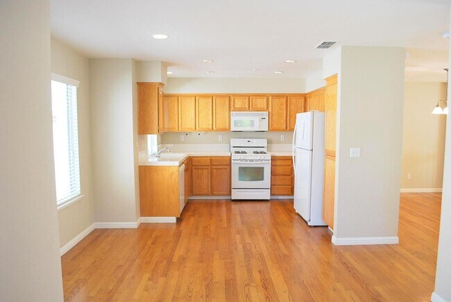 Building Photo - Sharp & Contemporary Townhouse in Beautiful Danville!