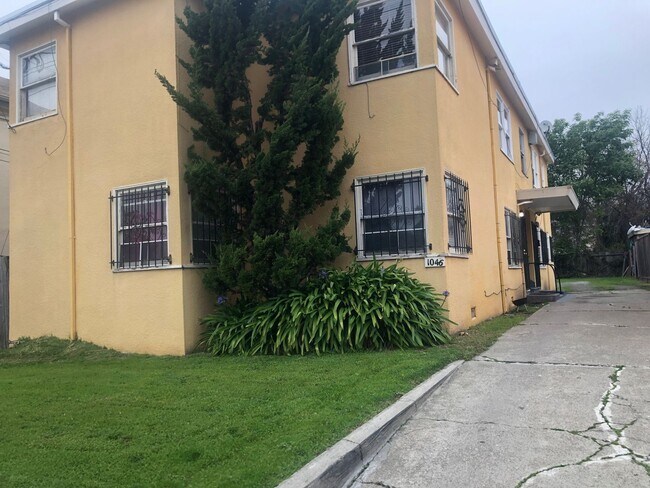 Building Photo - Remodeled top floor 1 Bd with hardwood flooring and spacious modern kitchen!