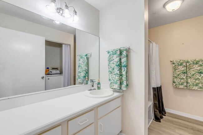 Building Photo - Spacious, sleek & central: 2Bedroom/2Bath condo in Daytona Beach!