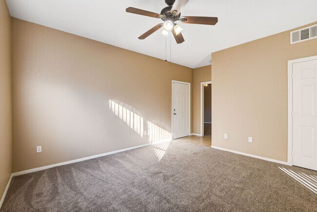 Building Photo - LOCATION! LOCATION! LOCATION! Move-in read...