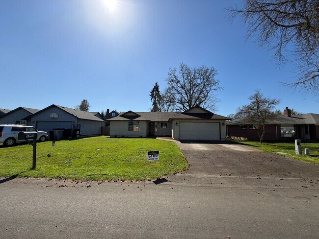 Building Photo - **MOVE IN SPECIAL**  Must See Updated 3 Bedroom with Large Yard!