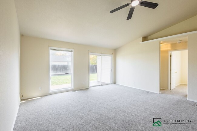 Building Photo - 3 bed 2 bath home