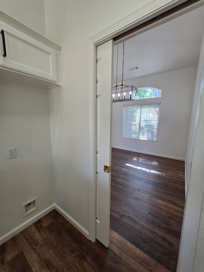 Building Photo - 3 bedroom 2 bathroom in a desirable SE Vis...