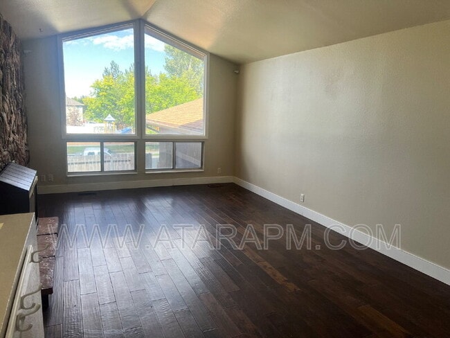Building Photo - 270 Country Club Dr