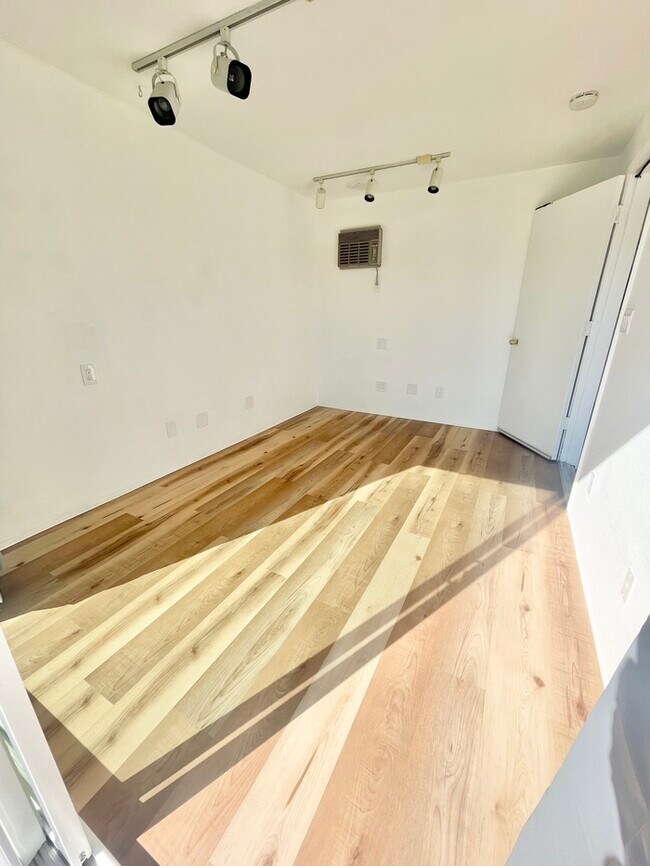 Building Photo - Stunning newly remodeled 3 bedroom 2 bathroom home!