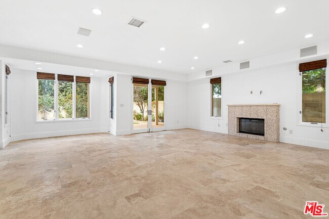 Building Photo - 4510 Tyrone Ave