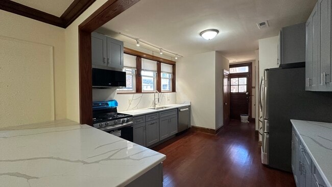 Building Photo - 5530 N Artesian Ave