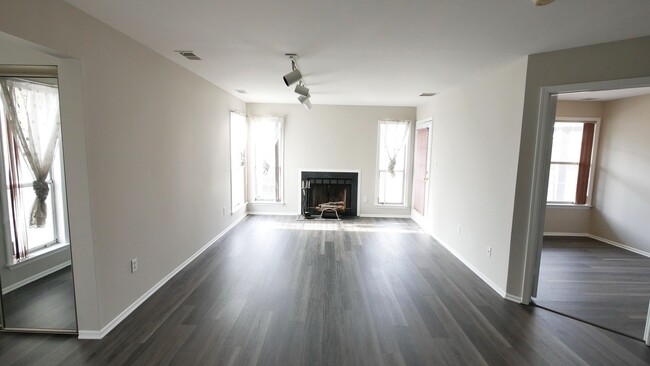 Building Photo - 3rd Floor Condo with 2 BR and 2 Full Baths...