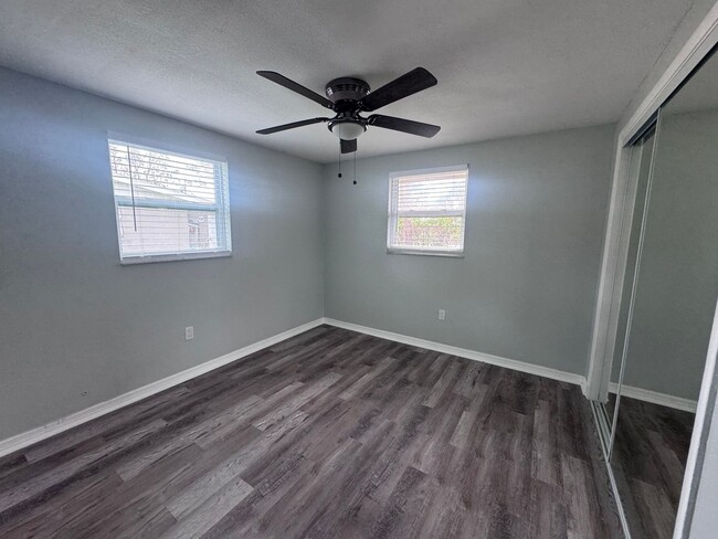 Building Photo - 2 Bedroom 1 Bath Duplex with Washer/Dryer!...