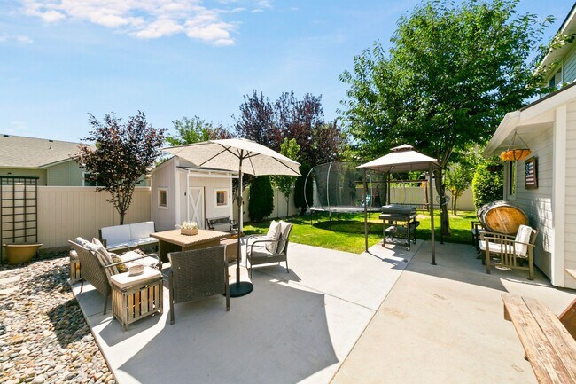 Building Photo - 5 Bedroom Home in Red Feather Estates - Me...