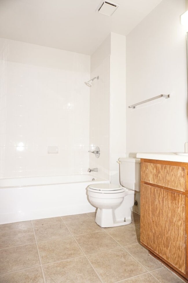 Building Photo - 2 Bedroom Townhome Located near Downtown Colorado Springs