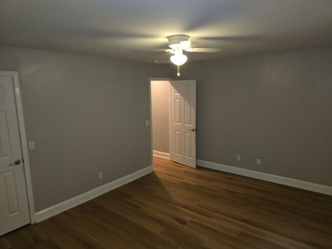 Building Photo - Charming 2-bedroom, 1-bath duplex unit