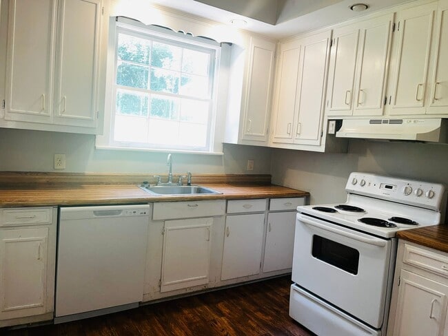 Building Photo - Beautiful 4 bedroom 2 bathroom home in Lagrange! Must see!