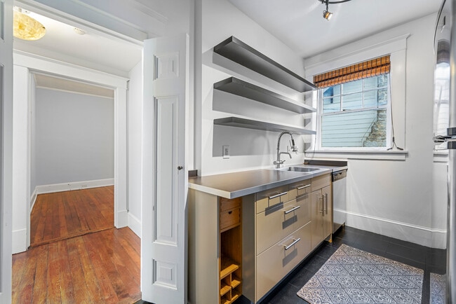 Building Photo - 3 Park Ln NE