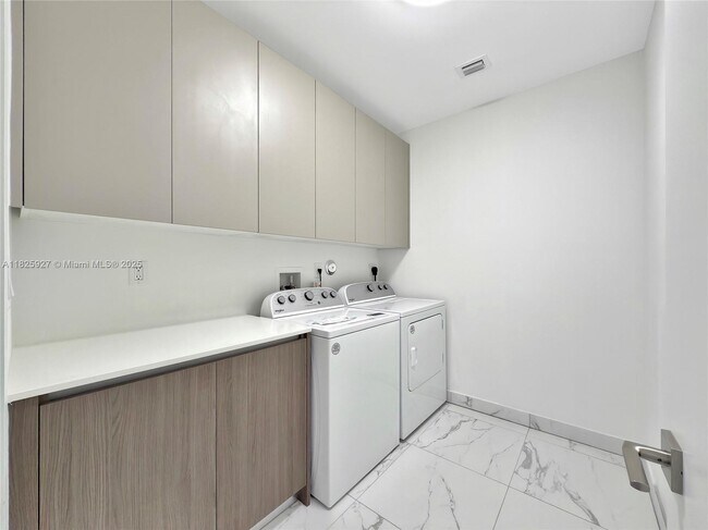Building Photo - 4226 NE 7th Terrace