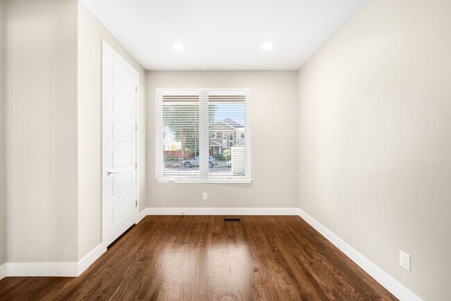 Building Photo - 3BD, 4BA Sunnyside Home With Office and Rooftop Deck