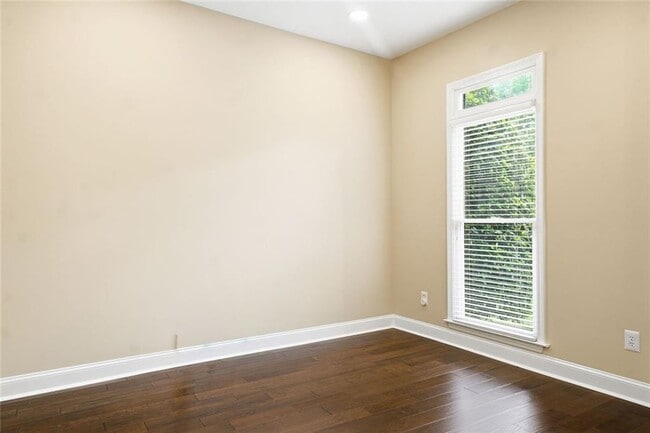 Building Photo - 2058 Woodside Park Dr