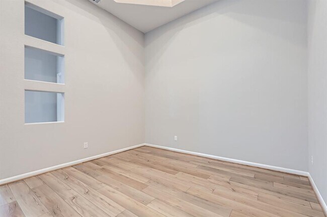 Building Photo - 251 Clear Frk Lp