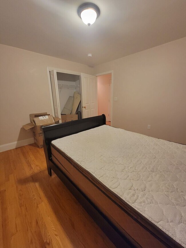 Building Photo - Spacious and Rare 3 Bd 2 Bath Near Fort Hill With Off Street Parking