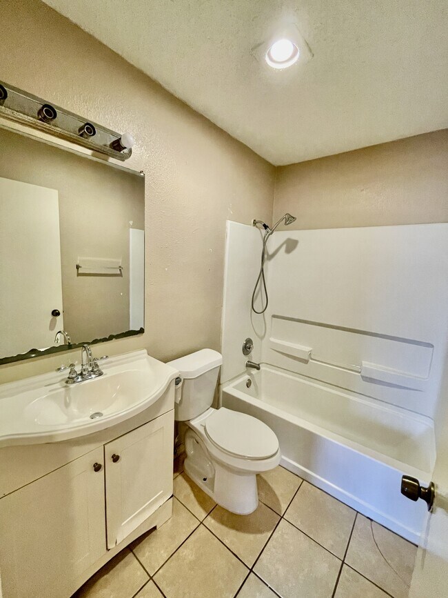 Building Photo - 1078 Honey Tree St