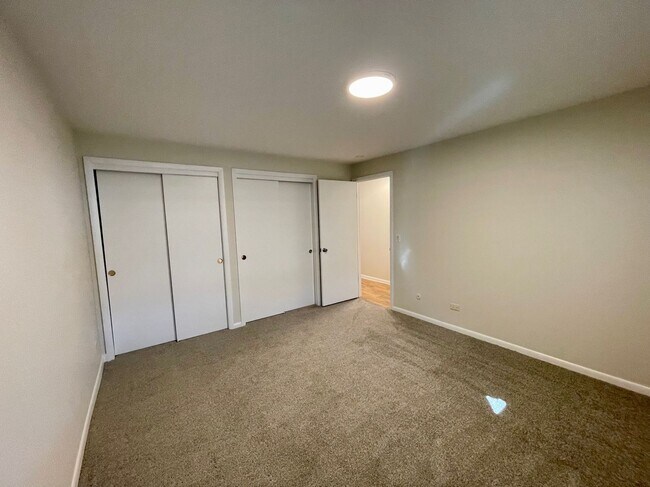 Building Photo - Freshly Renovated 3-Bed in Jefferson Park – In-Unit Laundry & Modern Upgrades!