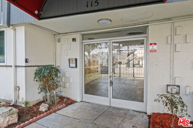 Building Photo - 115 N Oak St