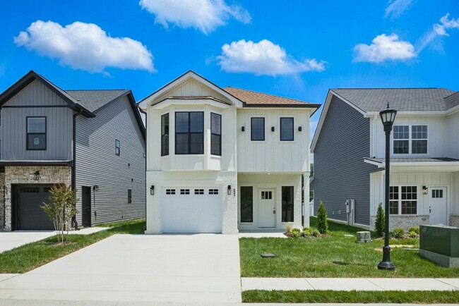 Building Photo - 3 Bedroom 2 1/2 Bath Luxury Home Near Madison Street!