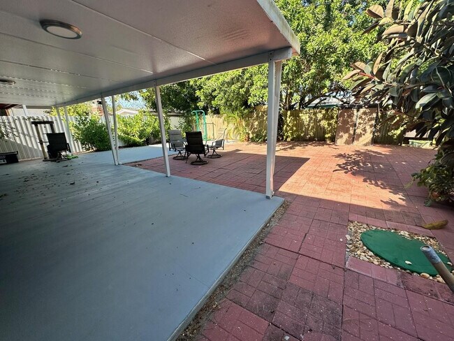 Building Photo - 2300 SW 43rd Terrace