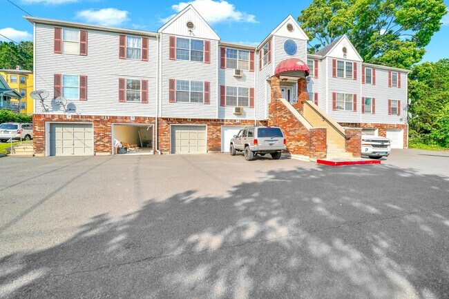 Primary Photo - 1744 Thomaston Ave
