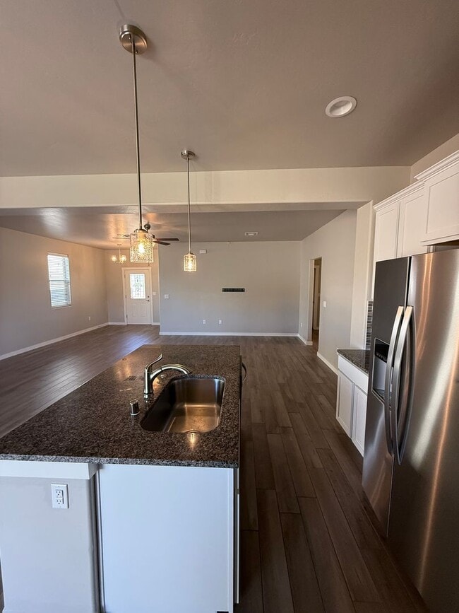 Building Photo - Modern 3 Bed, 2 Bath Home