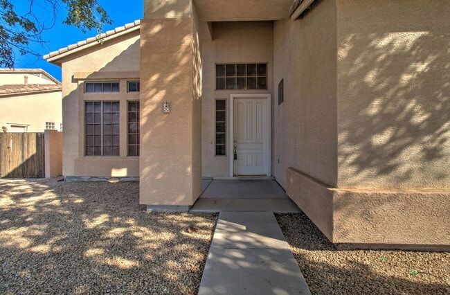 Building Photo - 2026 E County Down Dr