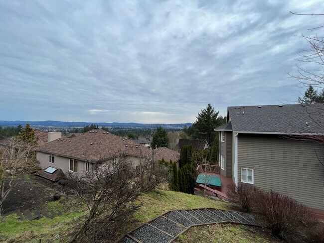 Building Photo - Immaculate 4 bedroom, 3.5 bathroom, tri-level Home in Tigard!! Expansive Views, Office space, Gam...