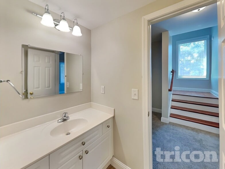 Building Photo - 1206 Comet View Tr SE