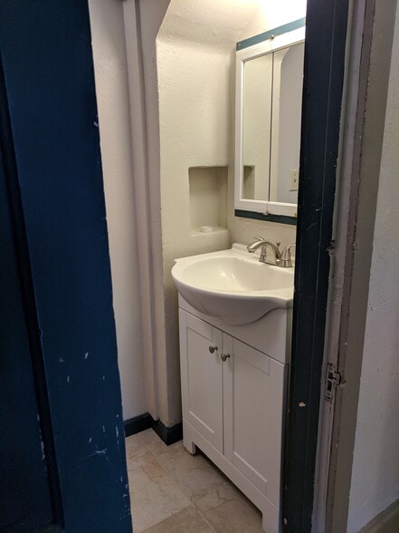 Bath - 200 W Irvington Pl