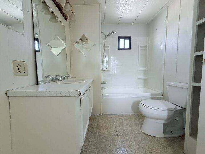 Building Photo - 3601 E Wyoming Ave