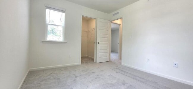Building Photo - 119 Gamay Dr