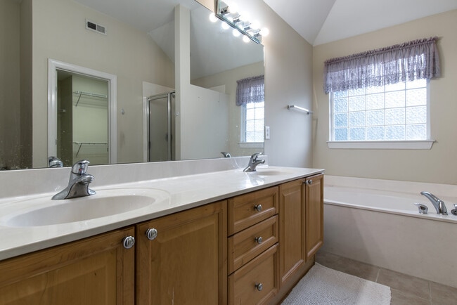 Building Photo - **ESTABLISHED NEIGHBORHOOD, AMAZING LOCATION**