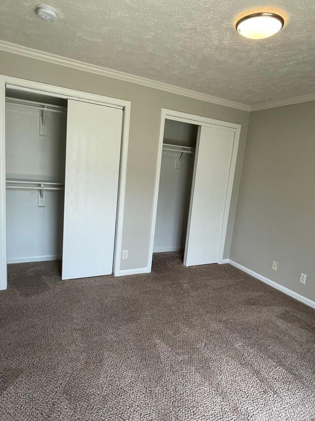 Building Photo - 2 bed 1 bath Central AC and W/D in unit