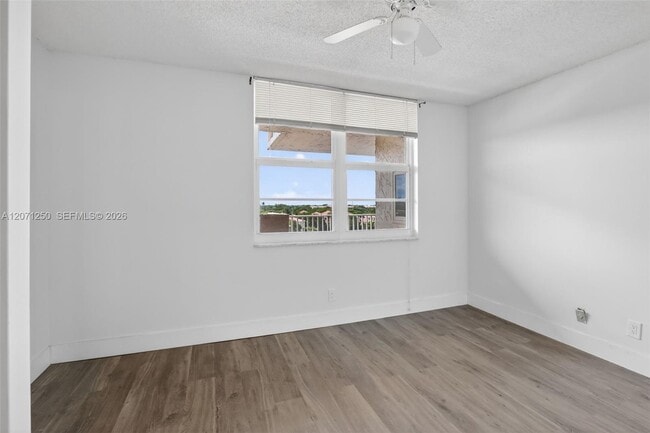 Building Photo - 250 Jacaranda Dr