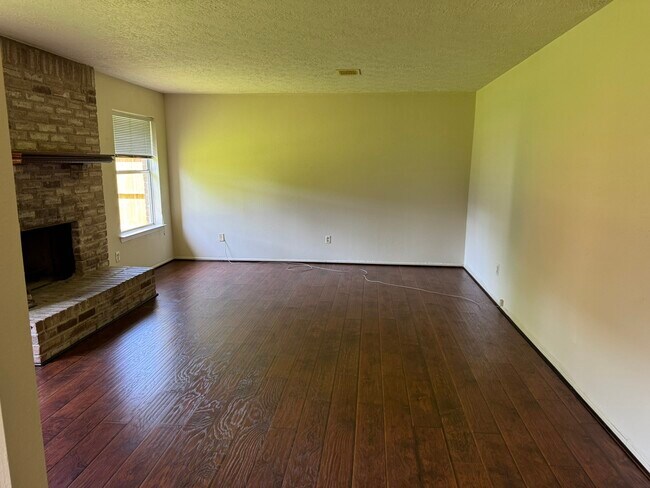 Building Photo - 5614 Country Green St